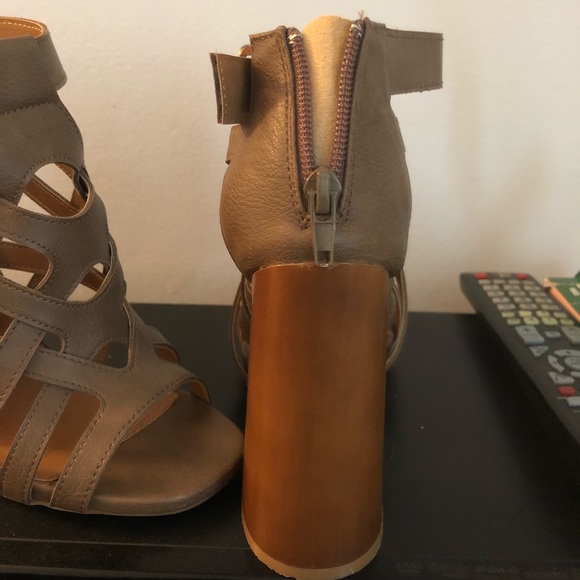 Open toe heels - Picture 3 of 4